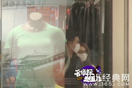 姜潮麦迪娜疑似已同居 大手牵小手逛街甜蜜蜜