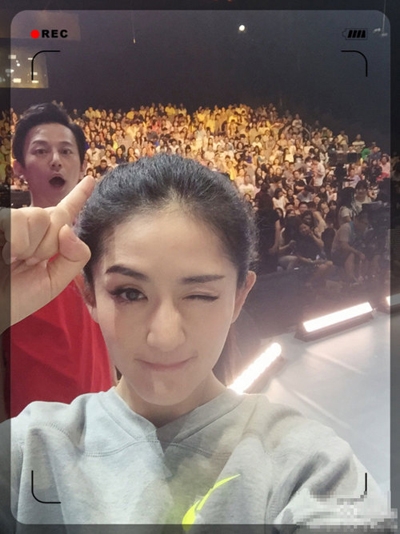 谢娜昔日短发照十分青春 脸上抹灰变小花猫