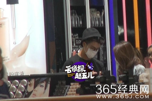 姜潮麦迪娜疑似已同居 大手牵小手逛街甜蜜蜜