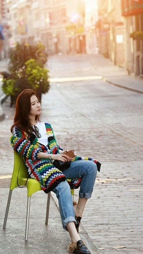 刘亦菲蒙特利尔逆光玩街拍 一反高冷常态