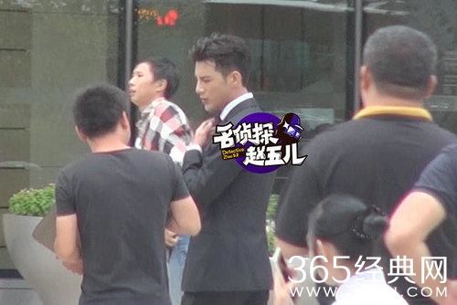 姜潮麦迪娜疑似已同居 大手牵小手逛街甜蜜蜜