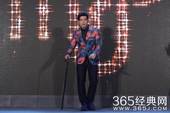 周杰伦演唱会惨摔 伴舞跟着跌倒为其解围