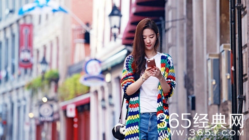 刘亦菲蒙特利尔逆光玩街拍 一反高冷常态