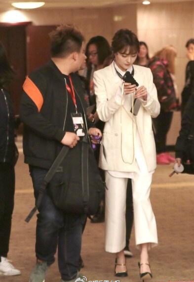 郑爽近照曝光 手指形状暴瘦崎岖