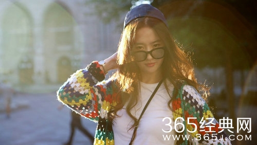 刘亦菲蒙特利尔逆光玩街拍 一反高冷常态