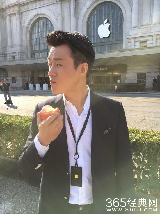 佟大为晒与库克合影 苹果总部门口啃苹果