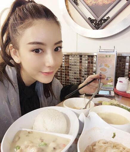 方媛吃夜宵晒自拍美照 郭富城坐对面？