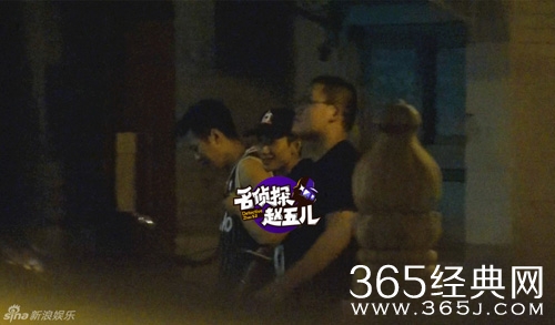 张一山当街猛亲男友人 回应:哥们间的玩闹