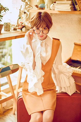 毛晓彤曝复古大片 清新造型演绎百变风