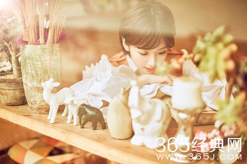 毛晓彤曝复古大片 清新造型演绎百变风