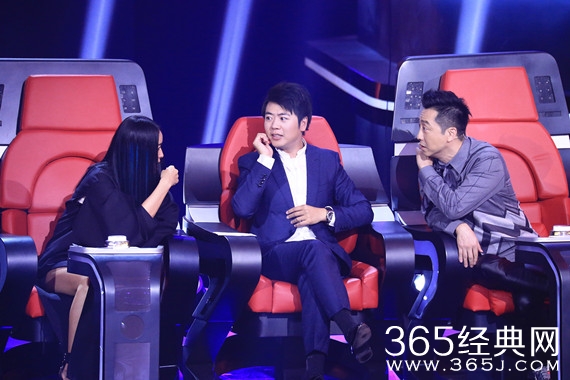 《新歌声》郎朗演奏耍帅险摔倒 那英笑到不能唱歌