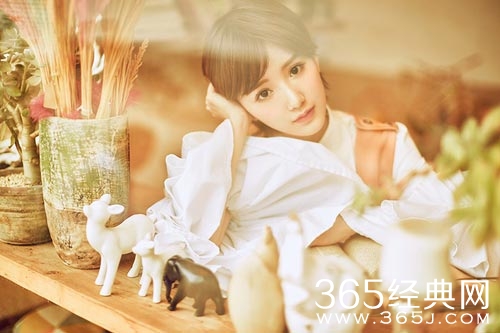 毛晓彤曝复古大片 清新造型演绎百变风