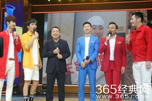 马龙和偶像蔡依林同台录节目 一脸幸福