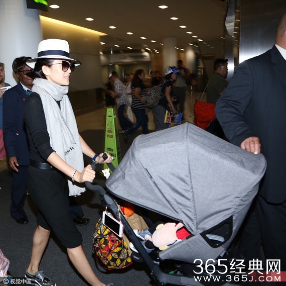 与醒醒难舍难分！章子怡带娃抵达加拿大
