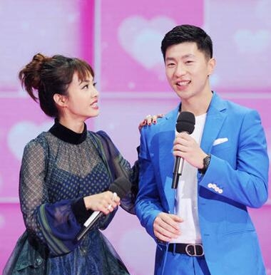 马龙和偶像蔡依林同台录节目 一脸幸福