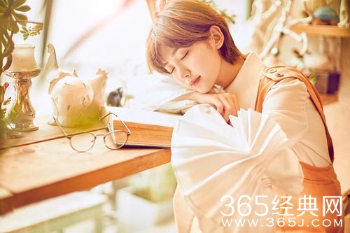 毛晓彤曝复古大片 清新造型演绎百变风