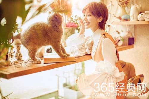 毛晓彤曝复古大片 清新造型演绎百变风