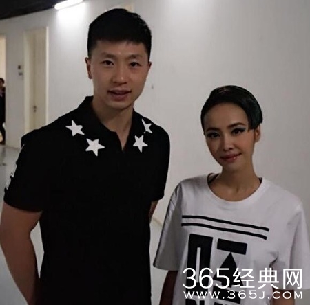 马龙和偶像蔡依林同台录节目 一脸幸福