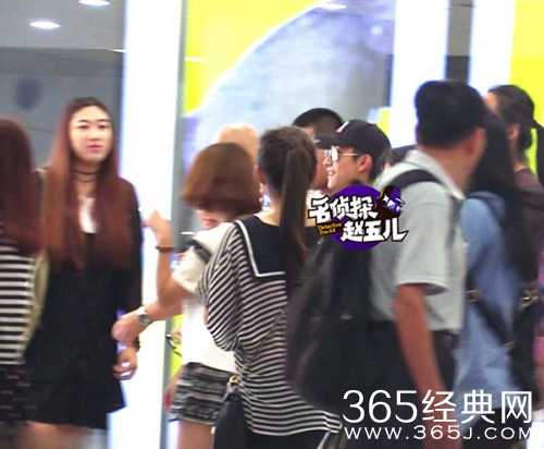 张一山当街猛亲男友人 回应:哥们间的玩闹