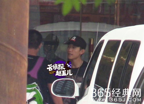 张一山当街猛亲男友人 回应:哥们间的玩闹