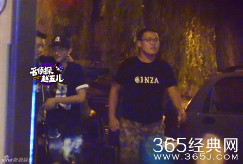 张一山当街猛亲男友人 回应:哥们间的玩闹