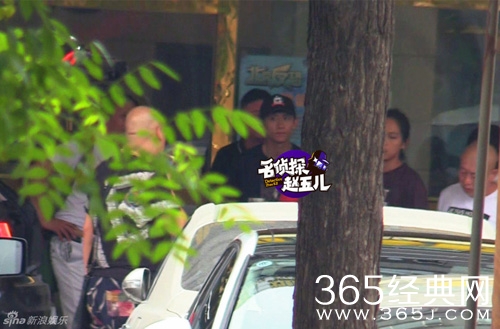 张一山当街猛亲男友人 回应:哥们间的玩闹