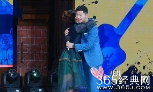 马龙和偶像蔡依林同台录节目 一脸幸福