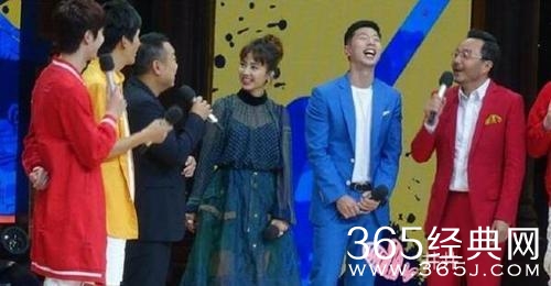 马龙和偶像蔡依林同台录节目 一脸幸福