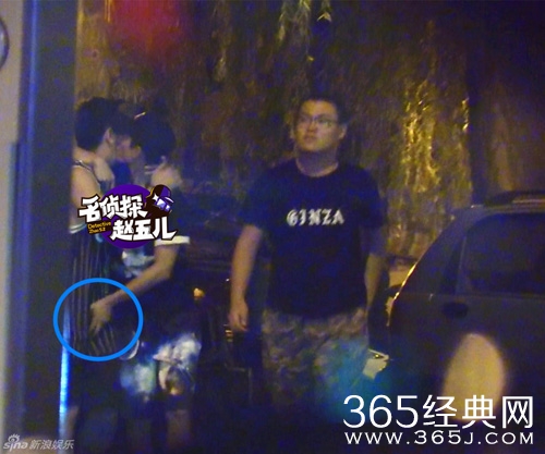 张一山当街猛亲男友人 回应:哥们间的玩闹