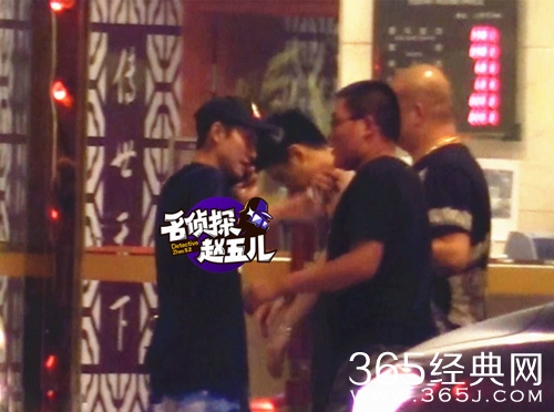 张一山当街猛亲男友人 回应:哥们间的玩闹