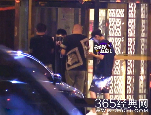 张一山当街猛亲男友人 回应:哥们间的玩闹