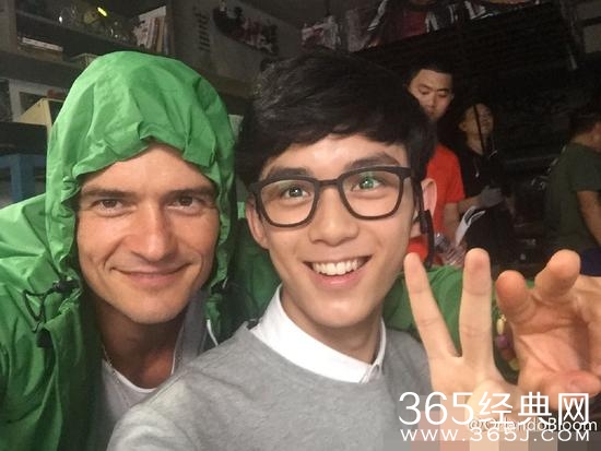 吴磊与“精灵王子”合影 呆萌发型太醉人