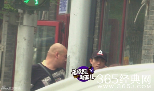 张一山当街猛亲男友人 回应:哥们间的玩闹