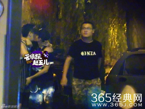 张一山当街猛亲男友人 回应:哥们间的玩闹