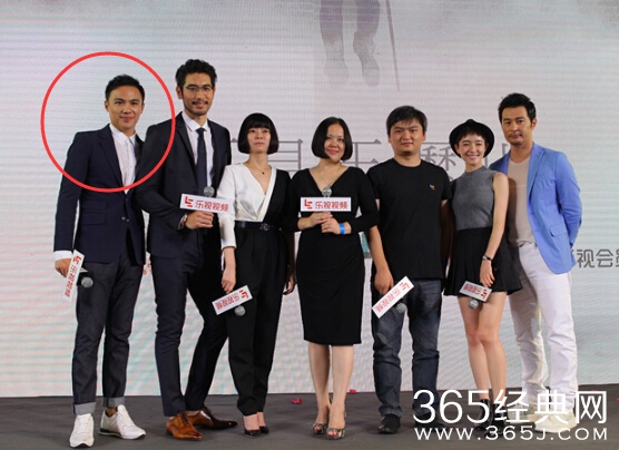 王晓晨疑似恋上“王沥川”助理 举止亲昵