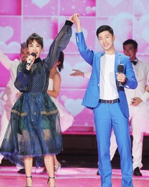 马龙和偶像蔡依林同台录节目 一脸幸福