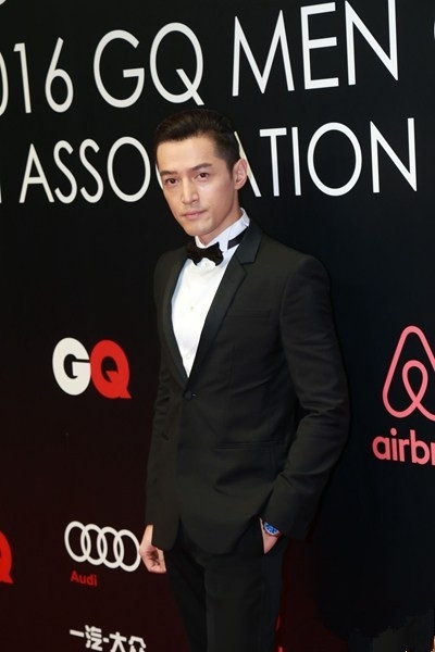 胡歌亮相人物盛典 遭催婚称：不急 彭于晏还没结