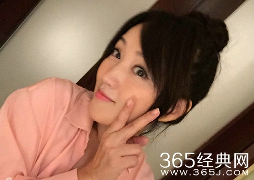 45岁杨钰莹穿粉衣自拍 甜美清纯如少女
