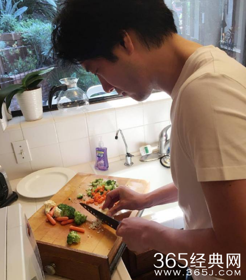 好男人！王力宏为孕妻下厨做饭