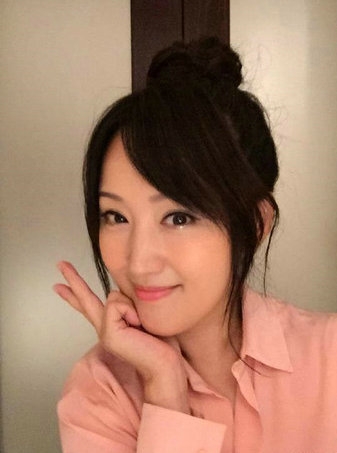 45岁杨钰莹穿粉衣自拍 甜美清纯如少女