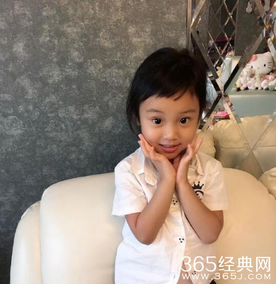 好大胆！熊孩子甜馨自己理发 刘海剪成