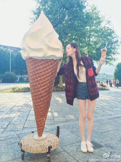 唐嫣嘟嘴欲吃巨型冰激凌 超长美腿吸睛