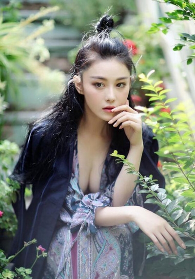 张馨予示爱粉丝 自黑有“妖艳贱货的脸”