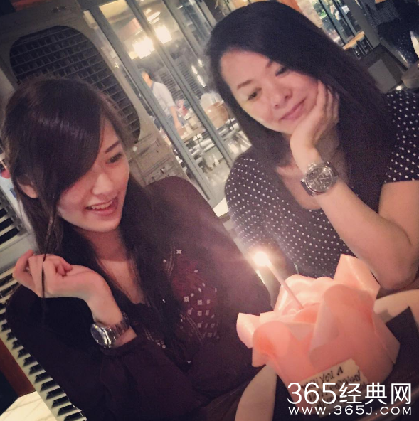 新晋港姐冠军冯盈盈还没走红 妈妈颜值超高爆红