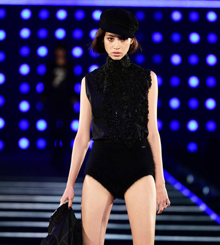 水原希子走秀服装露臀 造型被指辣眼睛