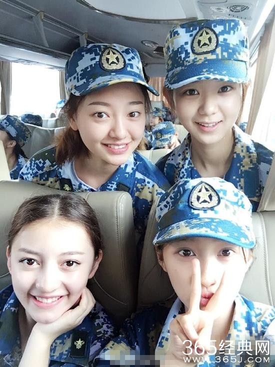 关晓彤准备参加军训 穿迷彩服与美女同学合影