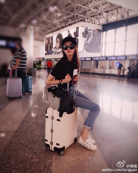 唐嫣机场坐行李箱 嘟嘴卖萌似走失少女
