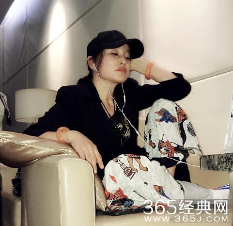 刘晓庆航班延误显憔悴 这次眼角皱纹一清二楚