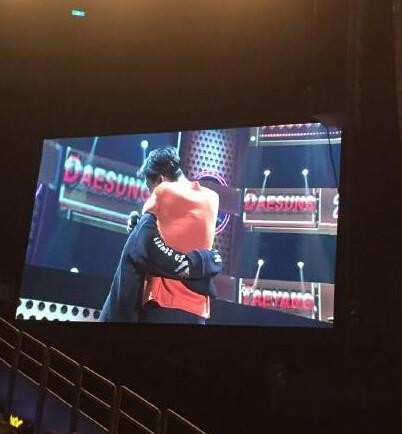 撩妹十级！权志龙演唱会紧抱粉丝10多秒