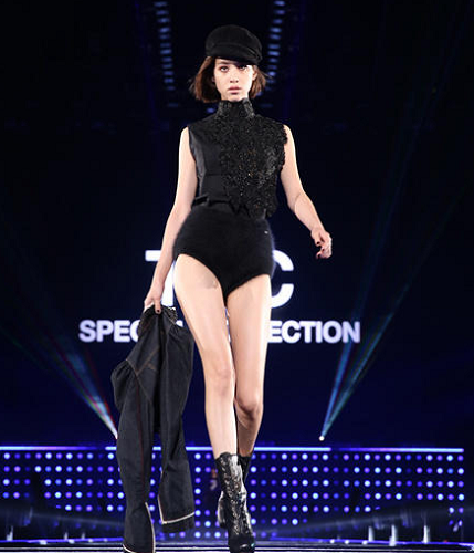 水原希子走秀服装露臀 造型被指辣眼睛